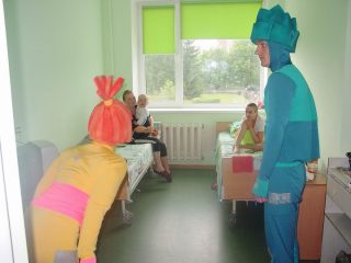 Клоуни у відділеннях лікарні