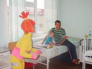 Клоуни у відділеннях лікарні