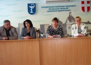 Виступає Т. Удалова (друга зліва) Виступає Т. Удалова (друга зліва)