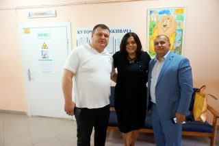 Зліва направо: С. Ляшенко (генеральний директор ВОДТМО), М. Возниця, В. Бойко