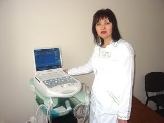Завідуюча відділенням фізіотерапії і функціональної діагностики Н. Романенко з новим УЗ-апаратом