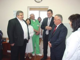 Голова Волинської облдержадміністрації Б. Клімчук знайомиться з новим УЗ-апаратом