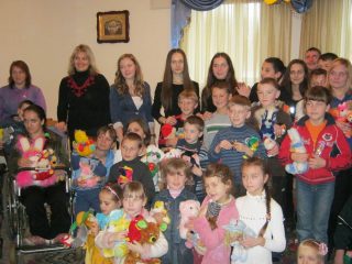 Учні школи № 22 м. Луцька з дітьми санаторію Учні школи № 22 м. Луцька з дітьми санаторію
