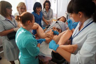 Акушери-гінекологи вчаться приймати важкі і проблемні пологи Акушери-гінекологи вчаться приймати важкі і проблемні пологи