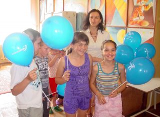 Представники Інтертелекому вітають дітей Представники Інтертелекому вітають дітей
