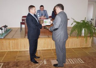 Урочисте вручення сертифікатів генеральному директору ВОДТМО Г. Ващиліну