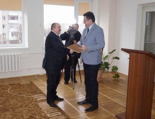 Вручення премії начальником управління охорони здоров'я Волинської облдержадміністрації І. Ващенюком