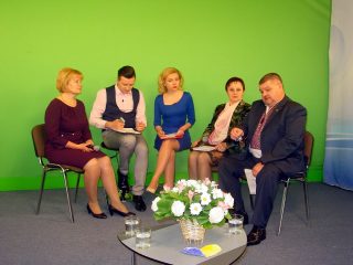 Лікарі ВОДТМО Тетяна Загорулько (крайня зліва), Олег Лопатін (крайній справа), Світлана Поліщук (друга справа) під час телемарафону