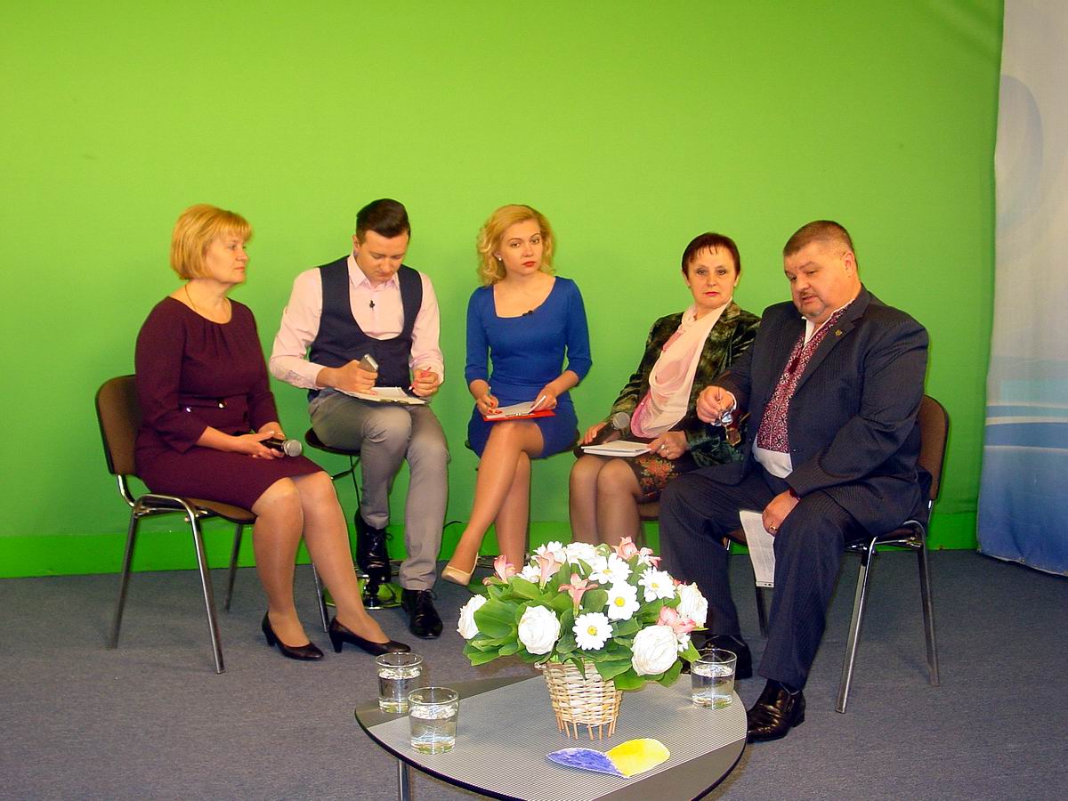 Лікарі ВОДТМО Тетяна Загорулько (крайня зліва), Олег Лопатін (крайній справа), Світлана Поліщук (друга справа) під час телемарафону
