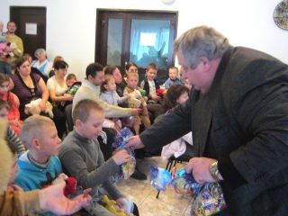 Руцький В.К. вручає подарунки