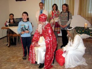 Театралізованою вистава, іграшки та солодощі від Мальтійської служби допомоги