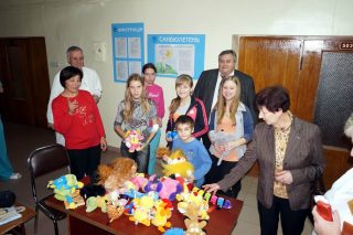 Представники Мальтійської служби допомоги і заступник начальника управління охорони здоров'я Руцький В.К. привезли дітям солодощі та м'які іграшки