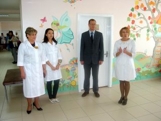 В обласній дитячій консультативній поліклініці. На передньому плані – зліва направо Л. Гагаловська (заступник генерального директора з медичної частини), Н. Шаманська (головна медична сестра), О. Маховський (представник БФ І. Палиці) та Ю. Рудик (завідувачка обласної дитячої консультативної поліклініки) В обласній дитячій консультативній поліклініці. На передньому плані – зліва направо Л. Гагаловська (заступник генерального директора з медичної частини), Н. Шаманська (головна медична сестра), О. Маховський (представник БФ І. Палиці) та Ю. Рудик (завідувачка обласної дитячої консультативної поліклініки)