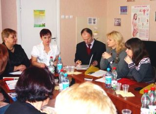 Круглий стіл "Комплексний підхід до вирішення проблем збереження та зміцнення репродуктивного здоров'я молоді" Круглий стіл "Комплексний підхід до вирішення проблем збереження та зміцнення репродуктивного здоров'я молоді"