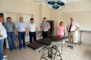 В нейрохірургічній операційній: справа наліво, проф. Д. Рутка; М. Ромах, співдиректор фонду "Дітям Чорнобиля" в Торонто; М. Ловга, дитячий нейрохірург ВОДТМО; дитячі нейрохірурги з м. Львова; В. Селюк, обласний дитячий хірург (крайній зліва) В нейрохірургічній операційній: справа наліво, проф. Д. Рутка; М. Ромах, співдиректор фонду "Дітям Чорнобиля" в Торонто; М. Ловга, дитячий нейрохірург ВОДТМО; дитячі нейрохірурги з м. Львова; В. Селюк, обласний дитячий хірург (крайній зліва)