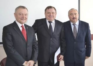 Зліва направо: ректор НМАПО Ю. Вороненко, генеральний директор ВОДТМО Г. Ващилін, заступник Міністра охорони здоров'я України О. Толстанов Зліва направо: ректор НМАПО Ю. Вороненко, генеральний директор ВОДТМО Г. Ващилін, заступник Міністра охорони здоров'я України О. Толстанов
