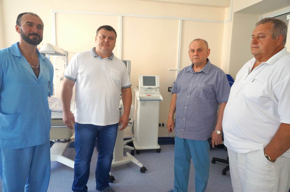 Зліва направо: Сергій Лапоног (зав. відділенням анестезіології для новонароджених), Сергій Ляшенко, Юрій Вайсберг, Валерій Руцький