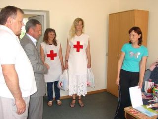 Вручення подарунків хворим дітям працівниками організації "Червоного Хреста України"