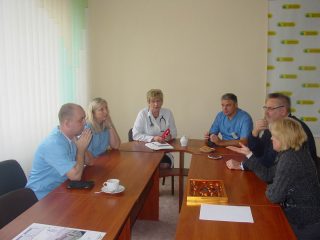 Зліва направо: Олександр Долюк (дитячий хірург), Ірина Гаврилко (дитячий хірург), Людмила Гагаловська (заступник генерального директора з медичної частини), Ігор Дородних, Бо Валенберг, Людмила Лонюк