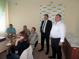 Серед глядачів Ігор Ващенюк (начальний управління УОЗ облдержадміністрації, другий справа) та Сергій Ляшенко (генеральний директор ВОДТМО, крайній справа)