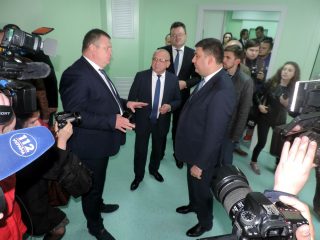 Огляд операційної. Зліва направо: Сергій Ляшенко (генеральний директор ВОДТМО), Володимир Гунчик (голова Волинської ОДА), Ігор Ващенюк (начальник УОЗ), Володимир Гройсман (Прем’єр-Міністр України), ззаду Павло Ковтонюк (заступник міністра охорони здоров’я України) Огляд операційної. Зліва направо: Сергій Ляшенко (генеральний директор ВОДТМО), Володимир Гунчик (голова Волинської ОДА), Ігор Ващенюк (начальник УОЗ), Володимир Гройсман (Прем’єр-Міністр України), ззаду Павло Ковтонюк (заступник міністра охорони здоров’я України)
