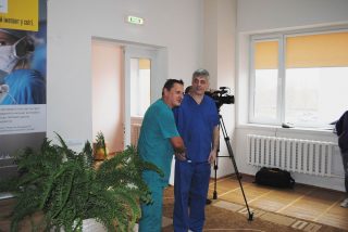 Слова вдячності Б. Миронюку (крайній справа) за проведену складну кохлеоімплантацію