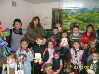 Лялькова вистава і подарунки від волонтерів