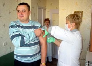 Г. Ващилін (зліва) та О. Шелест роблять щеплення від грипу Г. Ващилін (зліва) та О. Шелест роблять щеплення від грипу