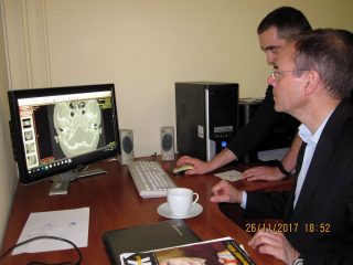 Проф Т. Ленарц оглядає пацієнтів
