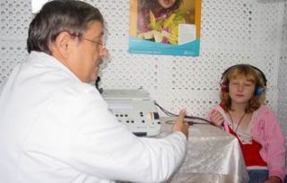 С. Боярчук оглядає дитину на новому обладнанні С. Боярчук оглядає дитину на новому обладнанні