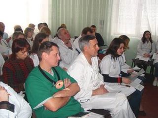 Доктор Агнета Троіліус виступає перед лікарями ВОДТМО
