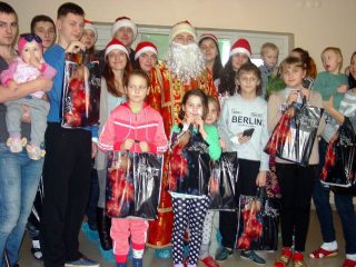 Діти з подарунками!