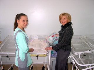 19 грудня, голова Волинського обласного благодійного фонду “Дитяча місія Україна” Людмила Лонюк організувала святковий обід дітям в лікарні, вітала батьків з святом та роздавала щедрі гостинці самим маленьким в неонатальному центрі. 19 грудня, голова Волинського обласного благодійного фонду “Дитяча місія Україна” Людмила Лонюк організувала святковий обід дітям в лікарні, вітала батьків з святом та роздавала щедрі гостинці самим маленьким в неонатальному центрі.