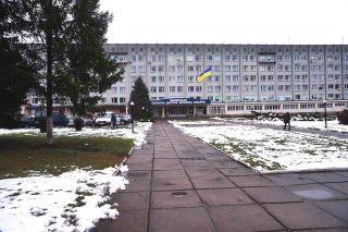 Благодійний фонд допоміг встановити вивіску на фасаді обласної дитячої лікарні Благодійний фонд допоміг встановити вивіску на фасаді обласної дитячої лікарні