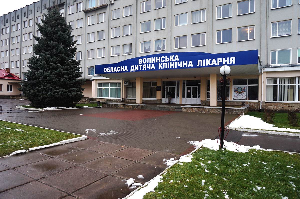Благодійний фонд допоміг встановити вивіску на фасаді обласної дитячої лікарні
