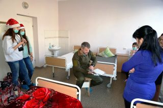 Ігор Рицко (громадський активіст, колишній боєць «Айдару», підприємець) в педіатричному відділенні Ігор Рицко (громадський активіст, колишній боєць «Айдару», підприємець) в педіатричному відділенні
