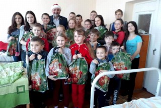 Діти раді гостинцям Діти раді гостинцям