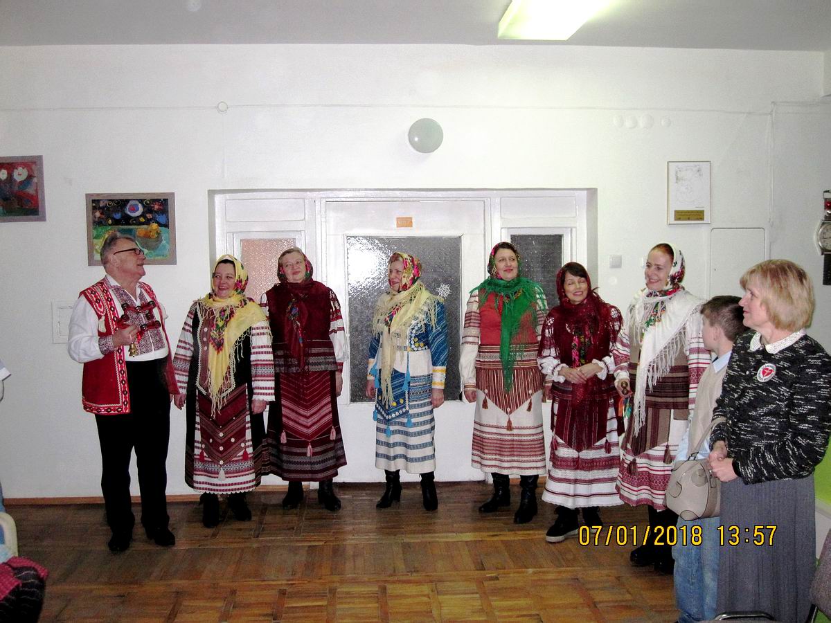 В. Чепелюк (крайній зліва), Л. Лонюк (крайня справа)