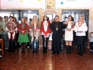 Колядують лікарі-інтерни і отець Степан Колядують лікарі-інтерни і отець Степан