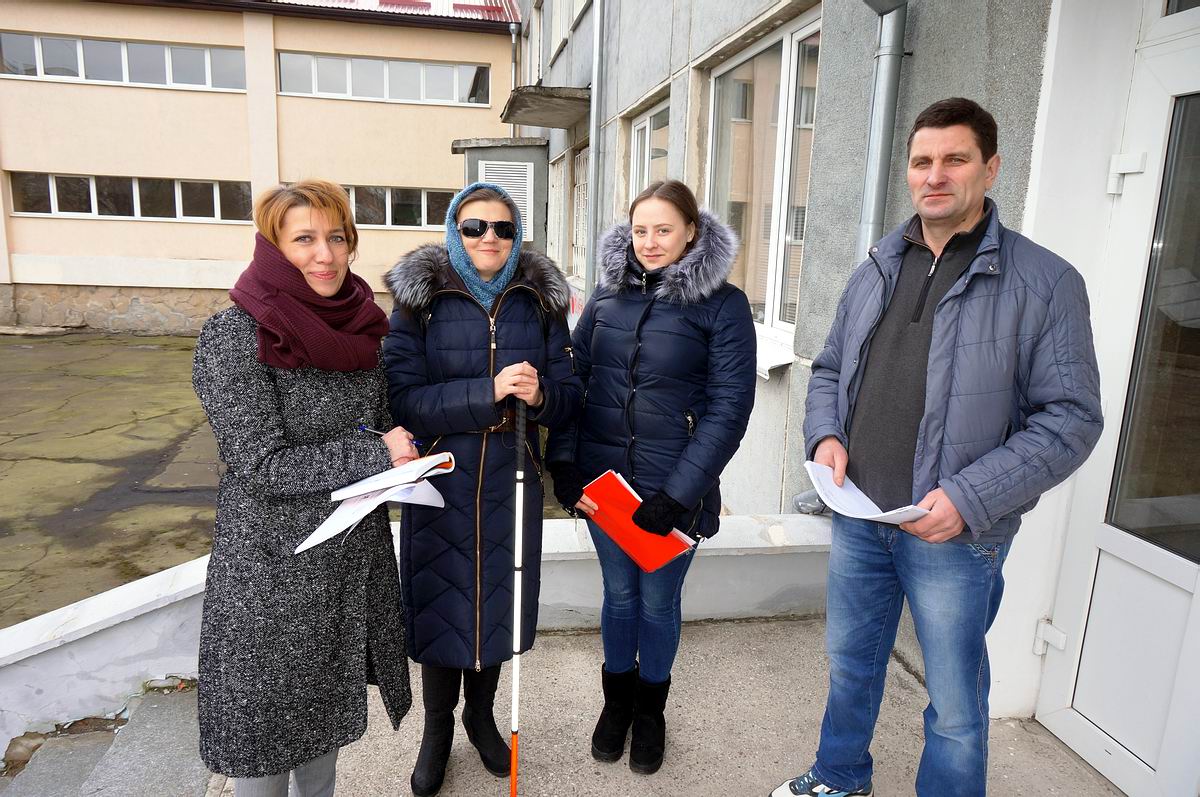 Зліва направо: Юлія Рудик (зав. обласною дитячою консультативною поліклінікою), Леся Хижук, Світлана Назарчук, Сергій Товстенюк (в.о. завгоспа ВОДТМО)