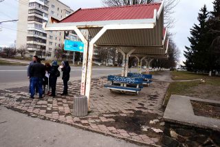 Зупинка біля закладу