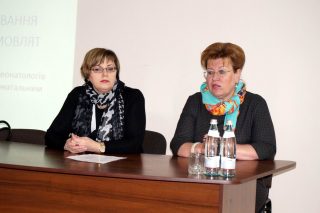 Ведучі семінару: Л. Рожко (головний спеціаліст з питань педіатрії управління охорони здоров'я Волинської облдержадміністрації) та Т. Знаменська (справа) Ведучі семінару: Л. Рожко (головний спеціаліст з питань педіатрії управління охорони здоров'я Волинської облдержадміністрації) та Т. Знаменська (справа)