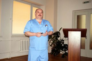 Виступає М. Гнатів (керівник неонатального центру ВОДТМО) Виступає М. Гнатів (керівник неонатального центру ВОДТМО)