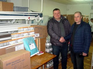 Олександр Кізім (справа) передає вантаж генеральному директору ВОДТМО Сергію Ляшенку Олександр Кізім (справа) передає вантаж генеральному директору ВОДТМО Сергію Ляшенку