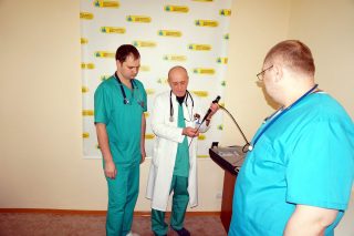 Зліва направо: Юрій Радчук (зав. відділенням анестезіології), Олександр Сльозко (лікар-ендоскопіст), Олександр Папазогло (зав. відділенням анестезіології новонароджених та недоношених дітей)