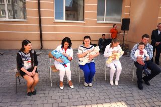 Сім’я Мартинюків – мама (зліва), тато з сином (справа) і новонароджена трійня