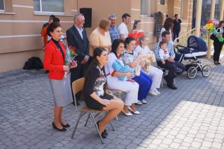 Сім’я Мартинюків – мама (зліва), тато з сином (справа), новонароджена трійня та щасливі дідусі і бабусі