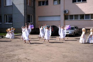 Виступають колективи «Зорецвіт» (зліва) та «Браво»