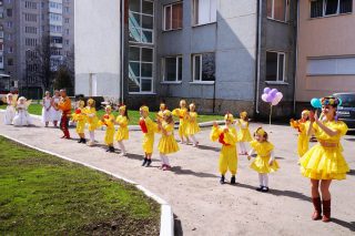 Виступають колективи «Зорецвіт» (зліва) та «Браво»