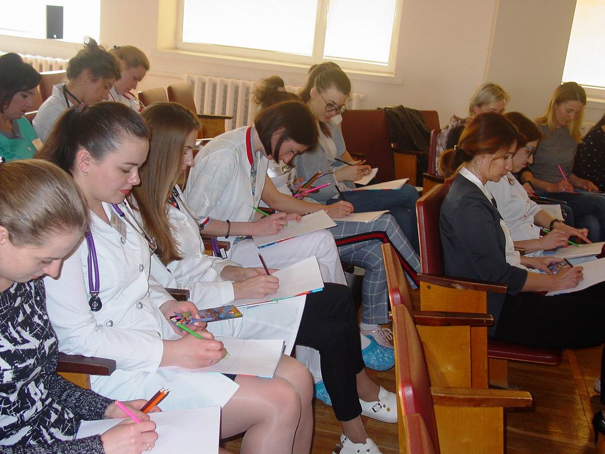 Навчаються лікарі-інтерни та педагогічні працівники